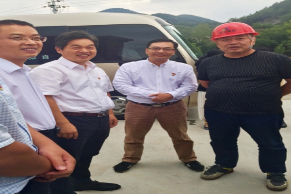 市委常委、區(qū)委書記葛學(xué)斌視察古堰畫鄉(xiāng)游客接待中心建設(shè)項目