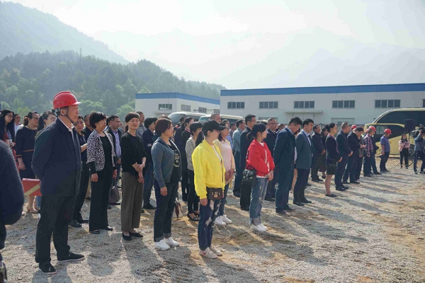 景寧畬族自治縣在鳳凰學校建設(shè)工程項目部舉行集中開工儀式