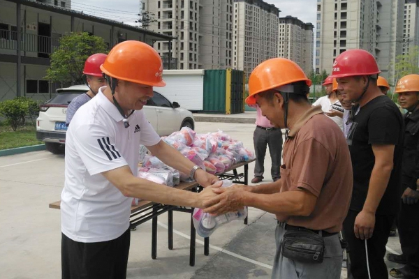 市建設(shè)局、市建筑業(yè)協(xié)會領(lǐng)導(dǎo)親臨現(xiàn)場慰問一線工人